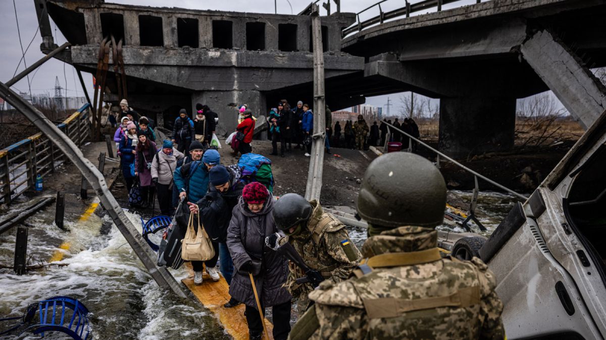 Conflicto Rusia-Ucrania. En la ciudad de Irpin, periferia de Kiev, se improvisó un corredor humanitario para que civiles puedan autoevacuarse por un puente improvisado custodiado por tropas mixtas ucranianas. La Cruz Roja Internacional dijo que desacuerdos logísticos han impedido las evacuaciones en distintos puntos.
