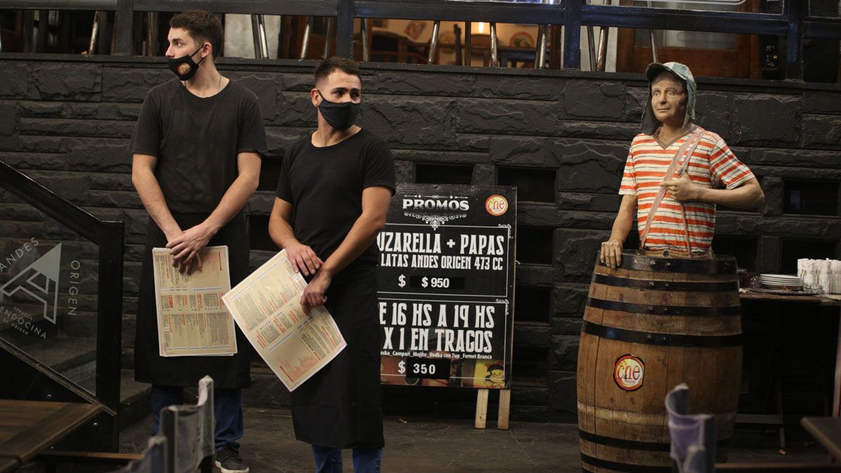 En fotos: así lucen los bares después de las restricciones