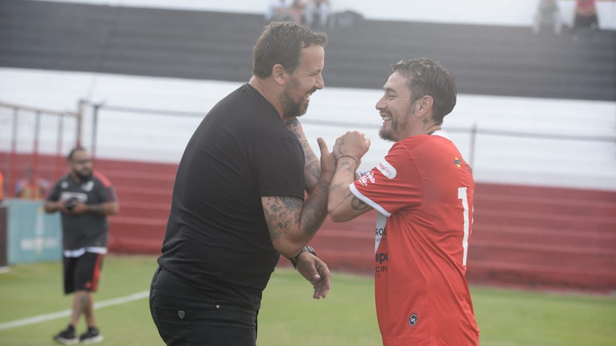 Dos ex River en cancha del Deportivo Maipú: el Ogro Fabbiani y Rubens Sambueza