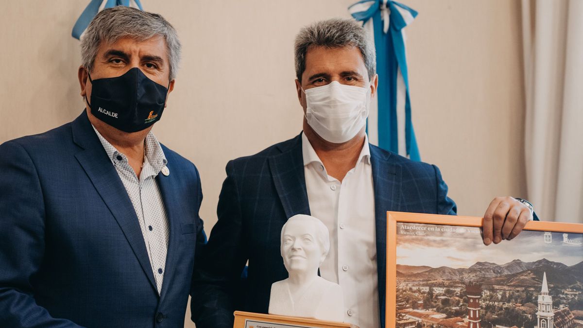 Rafael Vera Castillo, alcalde de Vicuña, en Coquimbo, con el gobernador de San Juan, Sergio Uñac.