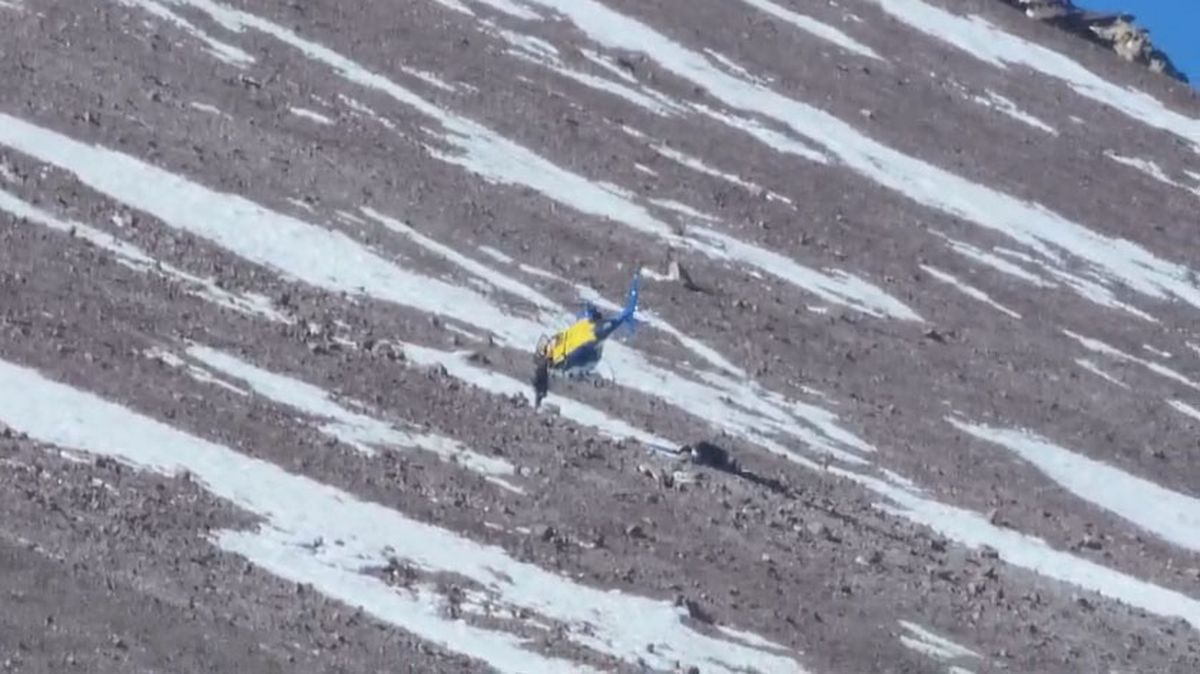 La Patrulla de Rescate y el piloto de helicóptero Horacio Duro Freschi, hicieron otro impresionante operativo a 5.629 metros de altura en el Aconcagua. La Patrulla de Rescate y el piloto de helicóptero Horacio Duro Freschi, hicieron otro impresionante operativo a 5.629 metros de altura en el Aconcagua.