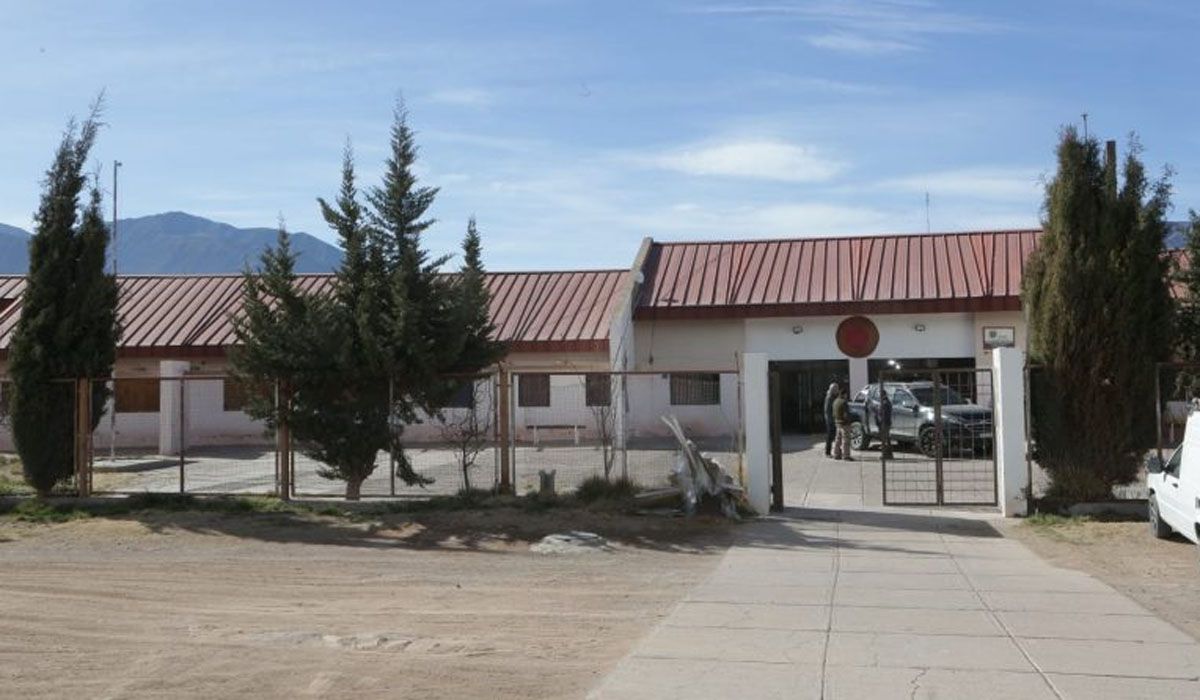 En este edificio funciona la escuela primaria 1-430 Carlos Negri y secundaria Valle de Potrerillos.