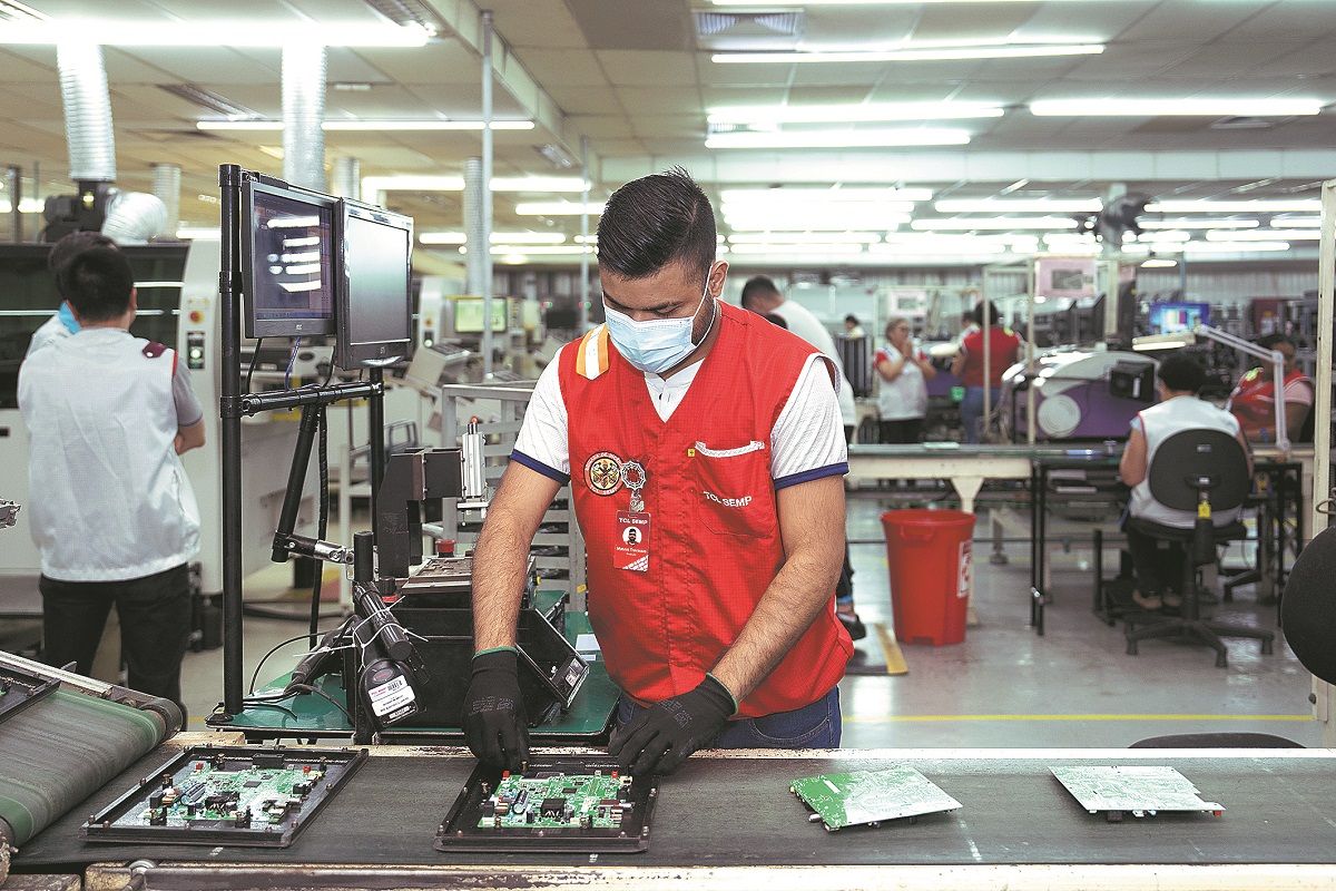 Los empleados trabajan en la línea de producción de televisores de la compañía china TCL en Brasil. WANG TIANCONG / XINHUA