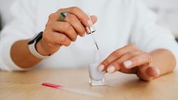 No tires los envases de esmalte y crea con ellos pequeños floreros No tires los envases de esmalte y crea con ellos pequeños floreros