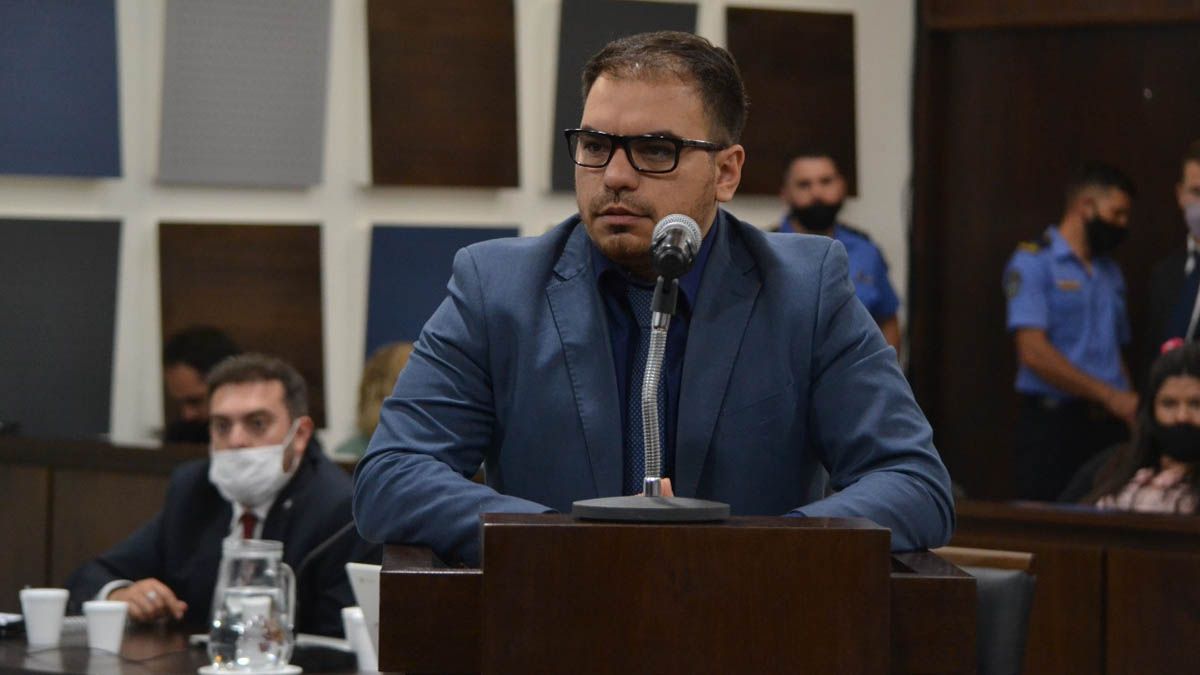 El defensor de Gil Pereg, Maximiliano Legrand.