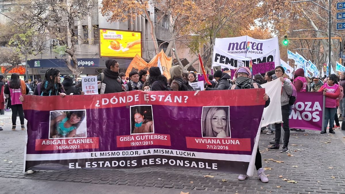 Cientos de personas coparon las calles mendocinas en respuesta a la violencia machista. Cientos de personas coparon las calles mendocinas en respuesta a la violencia machista.