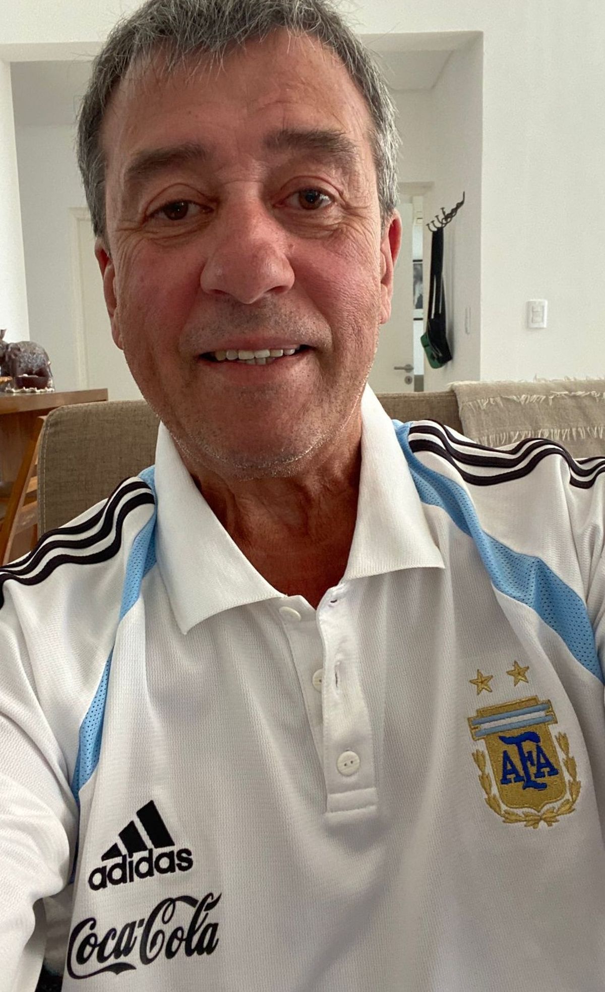 El diputado nacional Adolfo Bermejo (PJ) y la camiseta que le regaló el campeón Leopoldo Jacinto Luque.