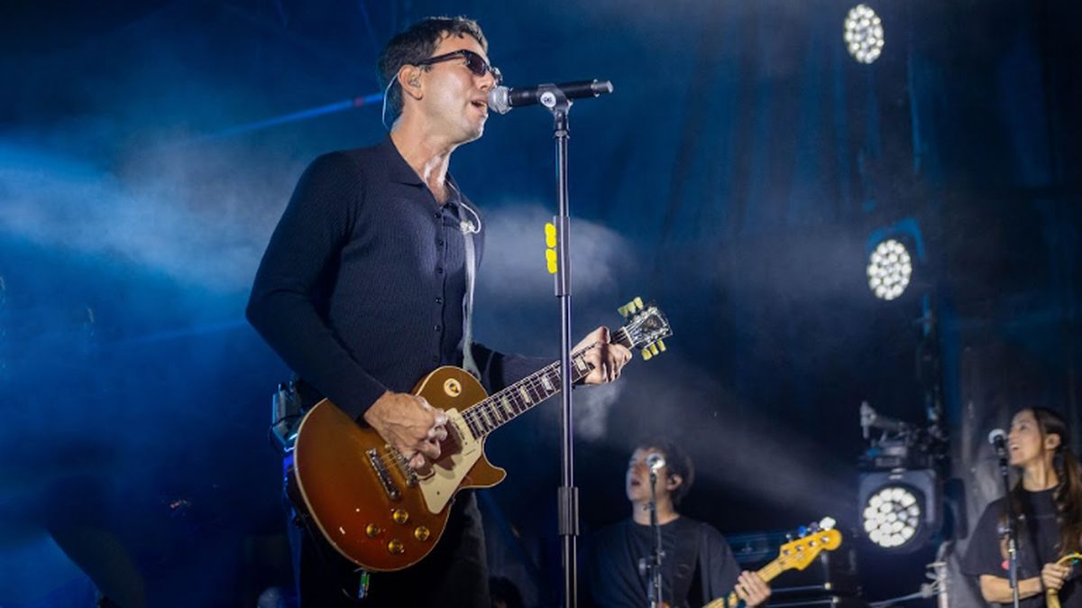 Mateo Sujatovich, cantante de Conociendo Rusia en el escenario Andes del octavo aniversario de la Arístides. Mateo Sujatovich, cantante de Conociendo Rusia en el escenario Andes del octavo aniversario de la Arístides.