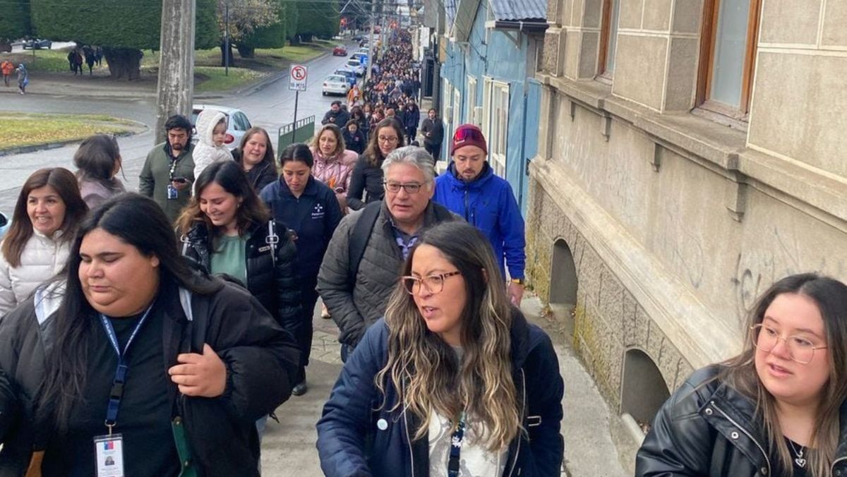 Evacuados. En las ciudades costeras del sur de Chile se interrumpió la rutina por el alerta de tsunami tras el terremoto. Foto: X.
