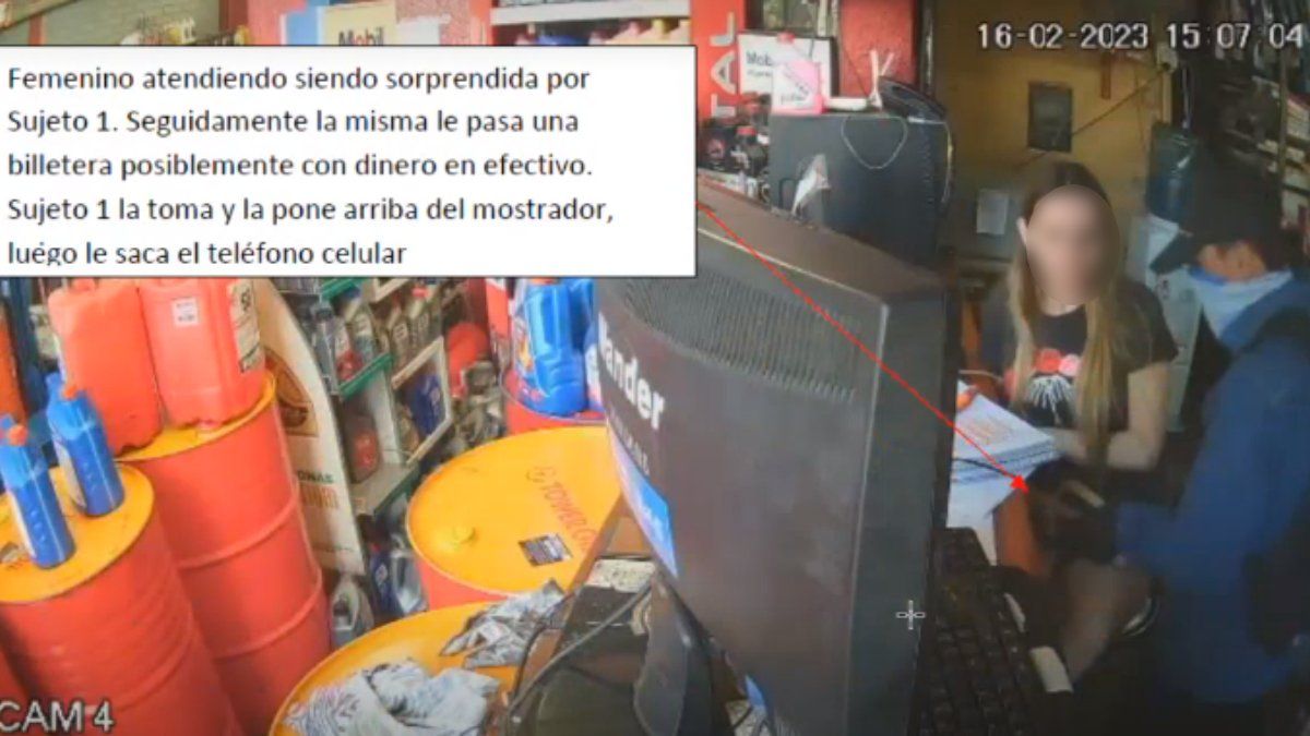 El momento en que un ladrón aborda a la hija de Martín Salzmann, segundos antes del crimen.