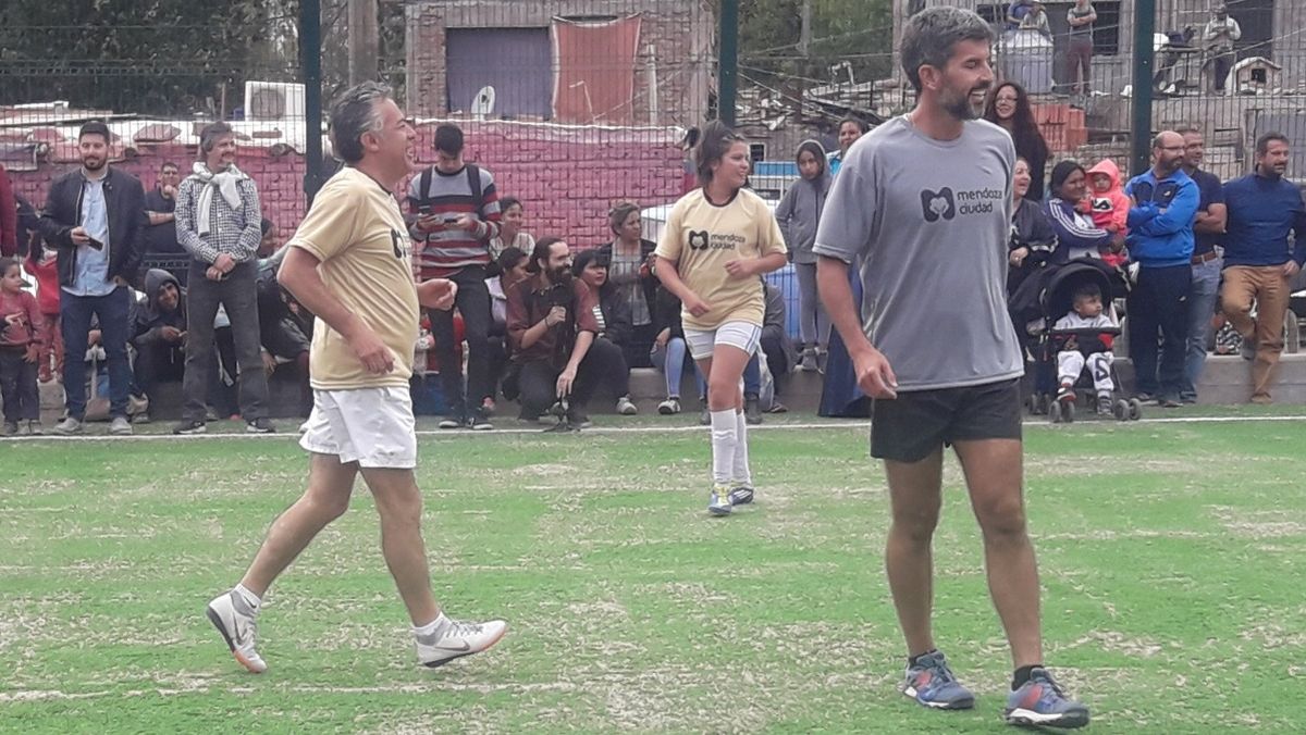 Cornejo y Ulpiano jugando al fútbol: ¿cómo jugarán en las próximas elecciones?