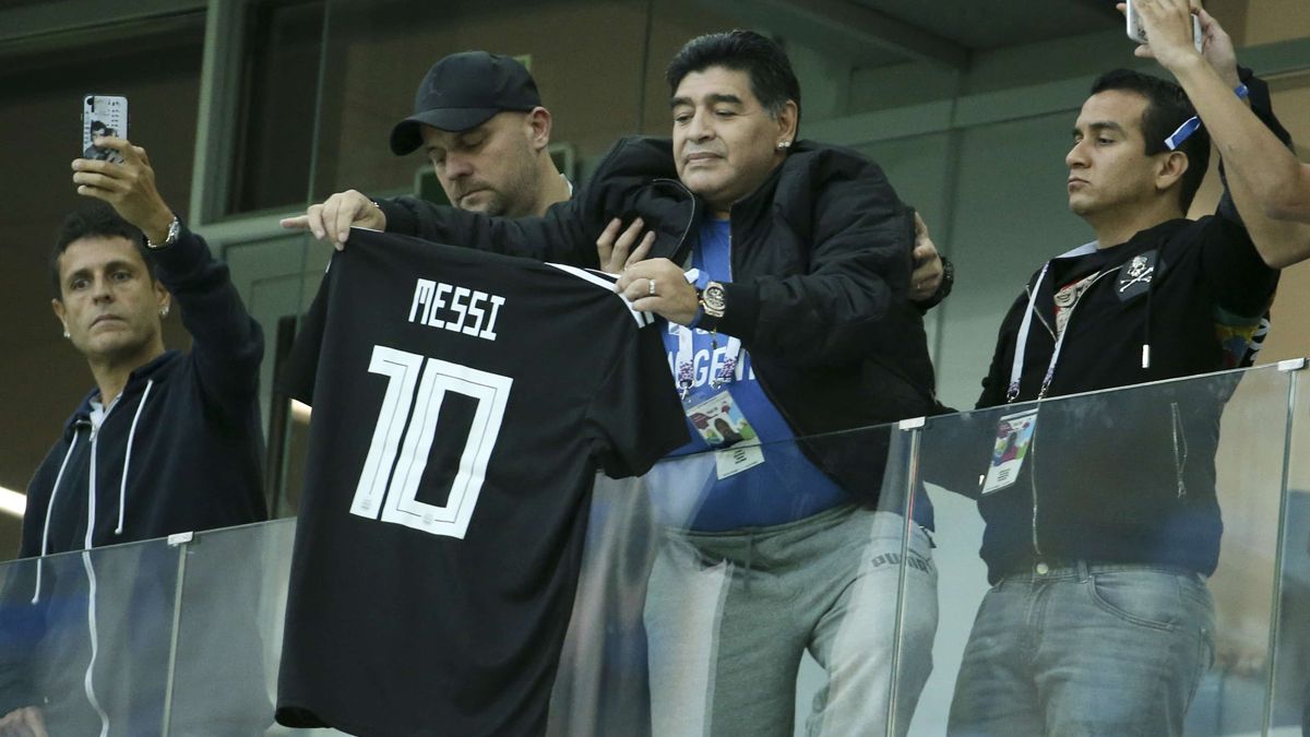 Diego Maradona con la camiseta de Lionel Messi.