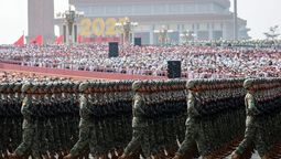 China pone en marcha al ejército más grande del mundo y realiza uno de los desfiles militares más monumentales China pone en marcha al ejército más grande del mundo y realiza uno de los desfiles militares más monumentales