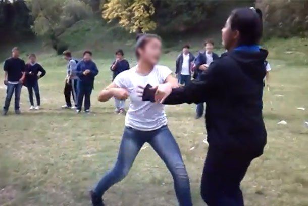 Video: Brutal pelea entre dos alumnas de una escuela de Paraná