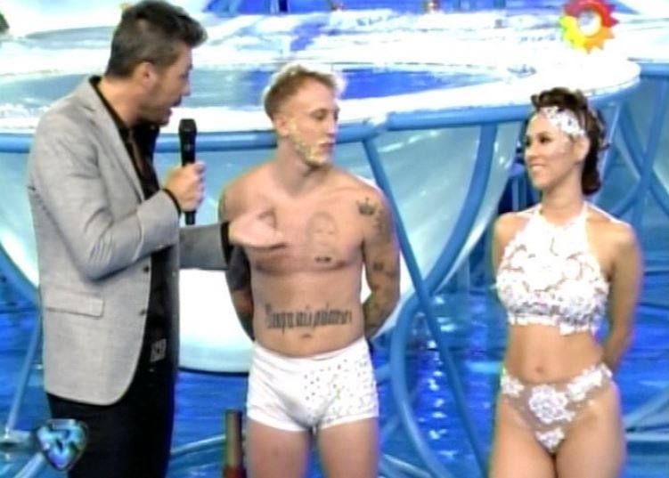 La sunga transparente y mojada de El Polaco fue lo más comentado del aquadance