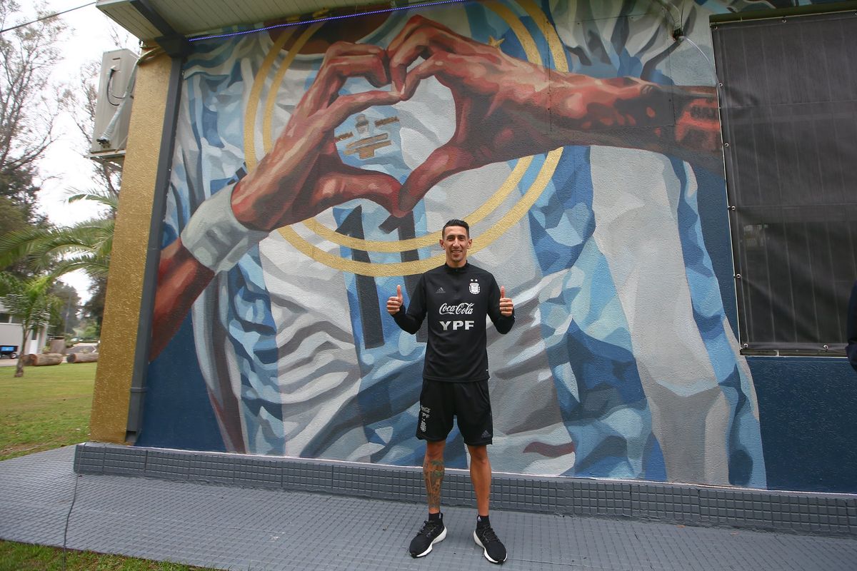 &Aacute;ngel Di Mar&iacute;a con el mural que la AFA inaugur&oacute; para homenajear a la Selecci&oacute;n Argentina campeona de la Copa Am&eacute;rica