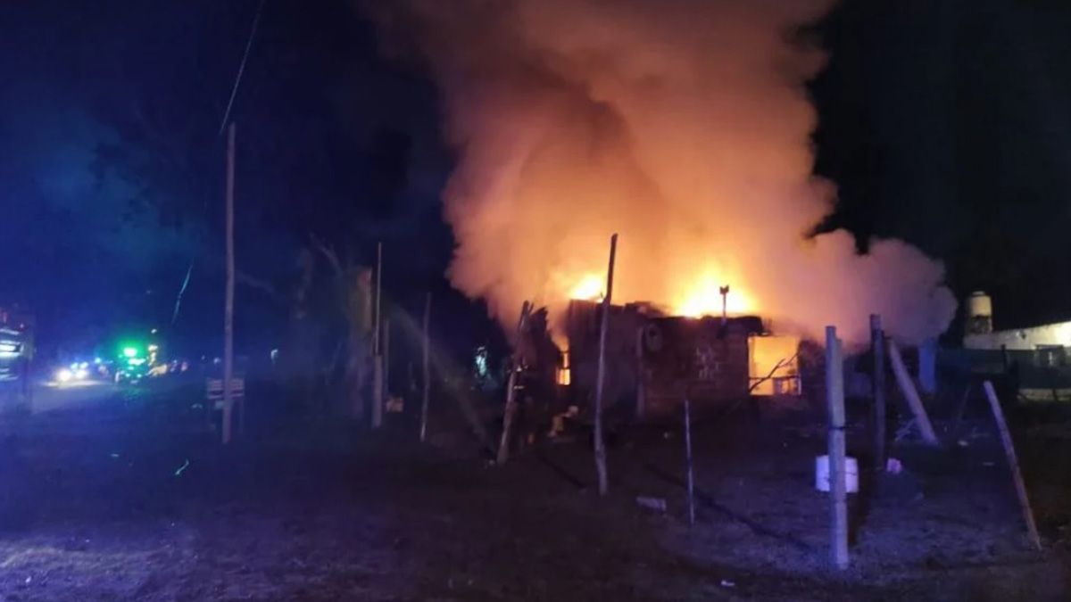 La pelea entre dos familias en un barrio de Mar del Plata se originó por un reclamo por ruidos molestos. Hubo dos heridos y una casa fue incendiada