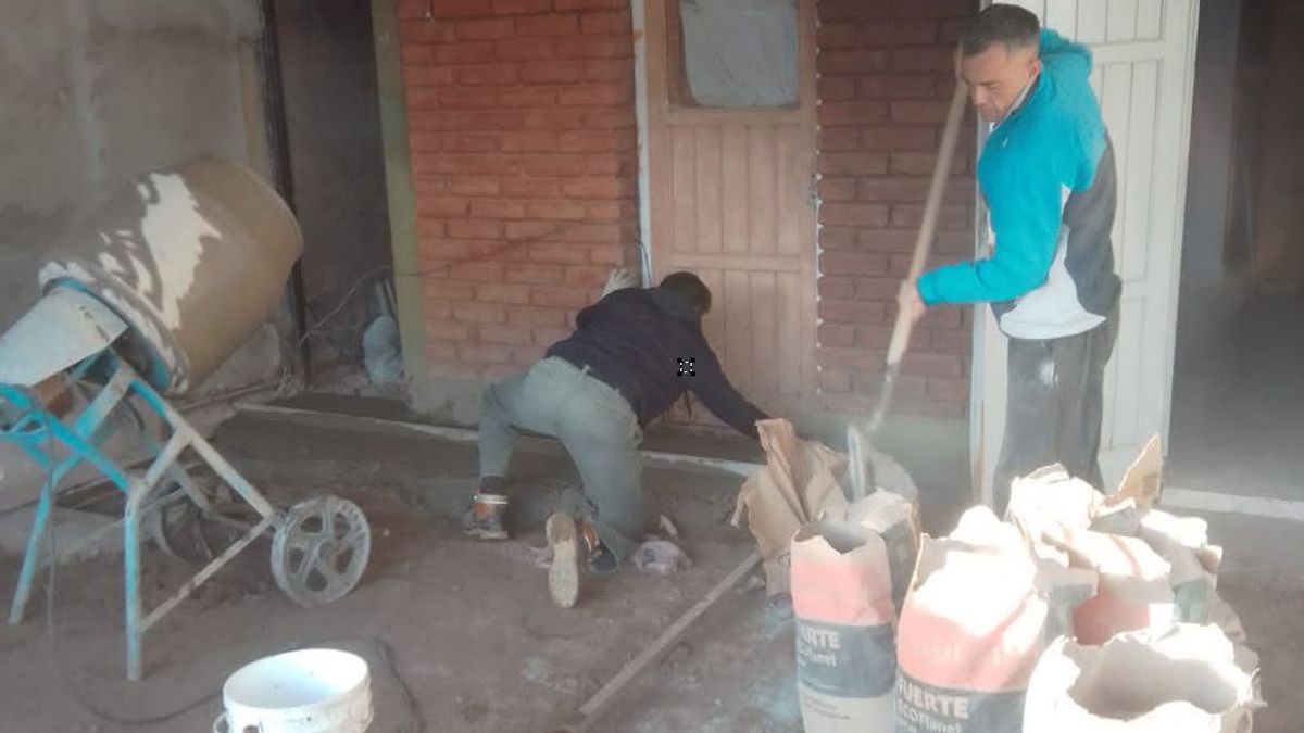 Ramiro Blanco en plena tarea de albañil.