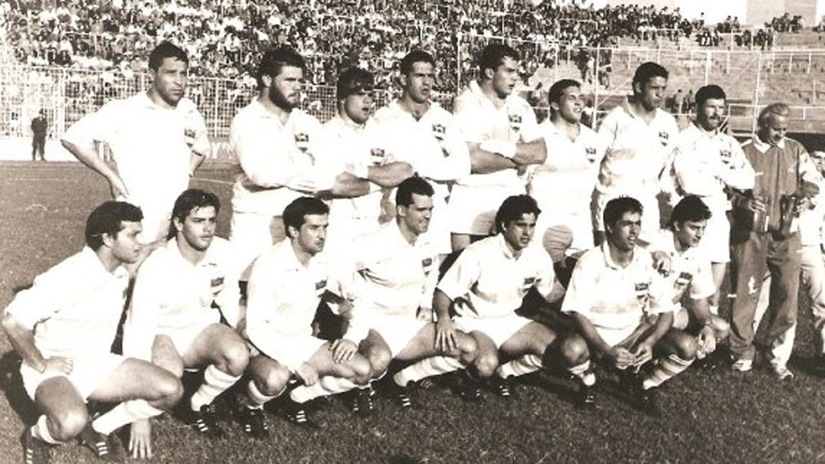 Los Pumas vs Jap&oacute;n en Tucum&aacute;n, en 1993: Diego Silvetti es el tercero de arriba (con vincha) y Pablo Cremaschi el segundo de abajo.