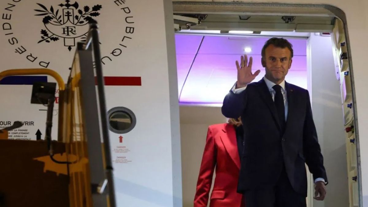 El presidente Emmanuel Macrón intentó disimular el difícil momento al llegar a Vietnam para una visita por el país asiático El presidente Emmanuel Macrón intentó disimular el difícil momento al llegar a Vietnam para una visita por el país asiático
