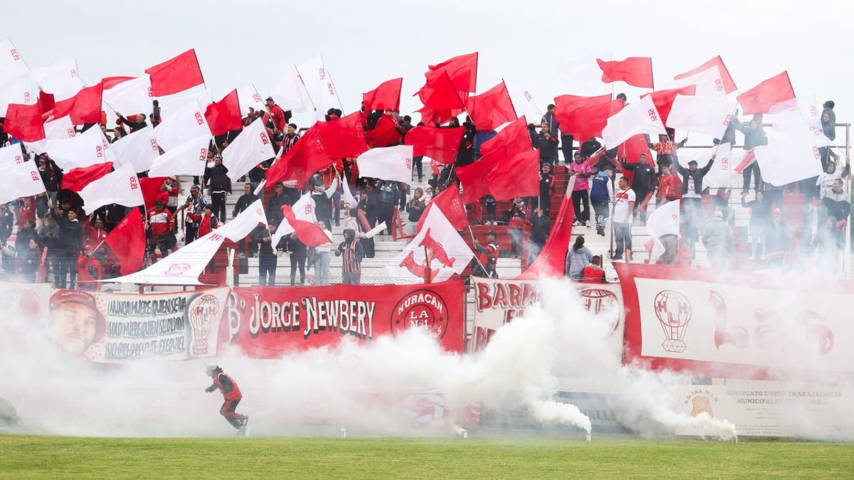 Los hinchas del Globo coparon calle Olascoaga.