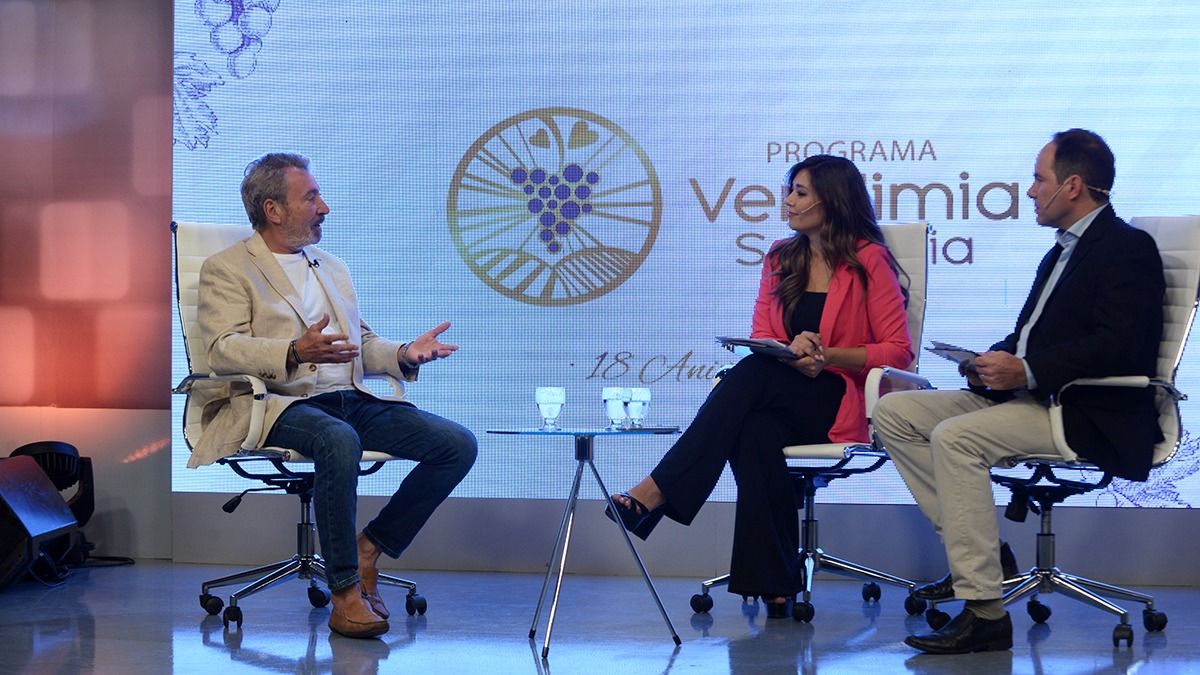 Daniel Vila, presidente de la Fundación Grupo América, con Gisela Campos y Julián Chabert.