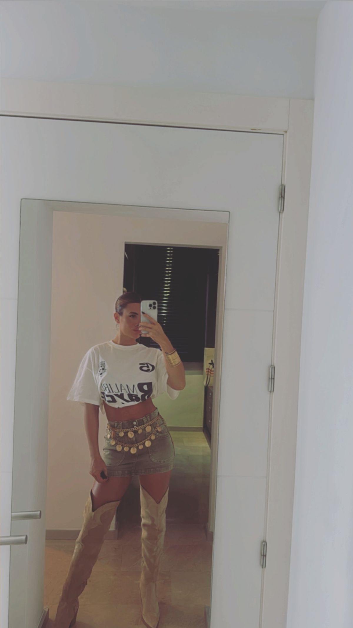 De fiesta en Ibiza, Camila Homs es la reina del verano: mini cinturón XS, botas XL y más.