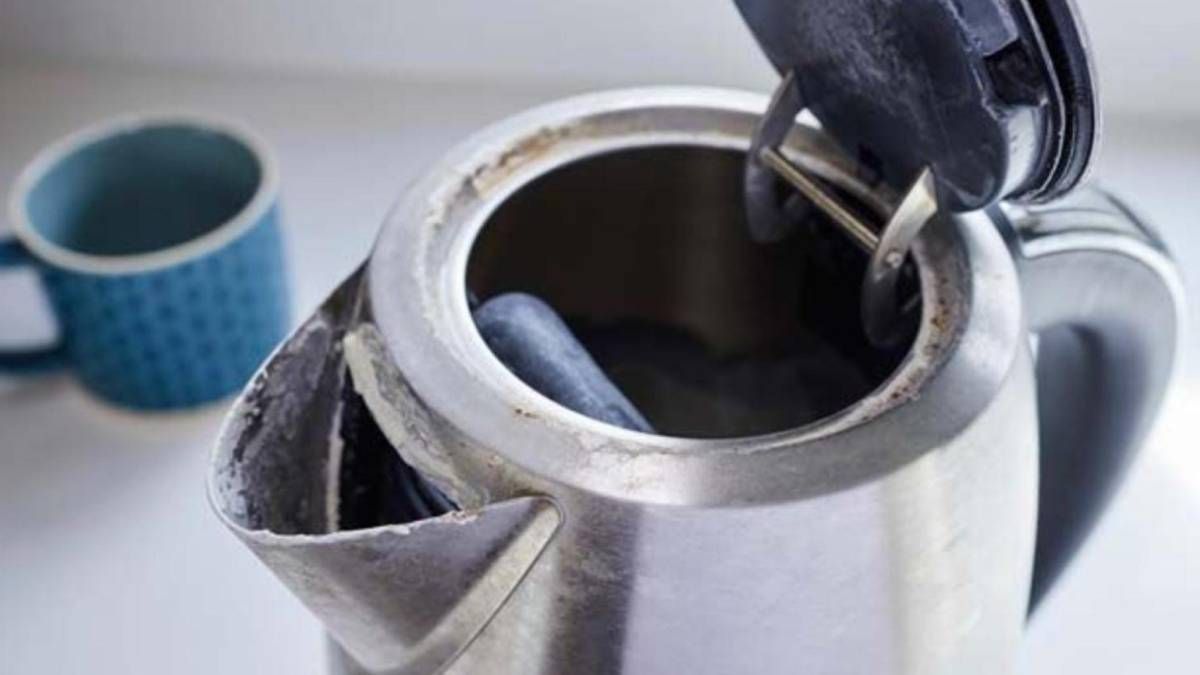 Para remover el sarro que se encuentra en el interior de la pava eléctrica prueba con este efectivo método de los trucos caseros de limpieza. Para remover el sarro que se encuentra en el interior de la pava eléctrica prueba con este efectivo método de los trucos caseros de limpieza.