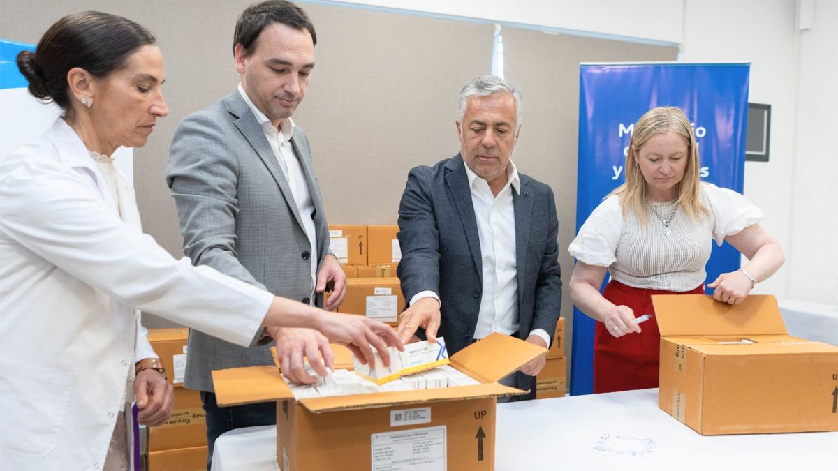 La directora del Hospital Central, Mariana Pezzutti; el ministro de Salud, Rodolfo Montero, Alfredo Cornejo y la vicegobernadora Hebe Casado. La directora del Hospital Central, Mariana Pezzutti; el ministro de Salud, Rodolfo Montero, Alfredo Cornejo y la vicegobernadora Hebe Casado.