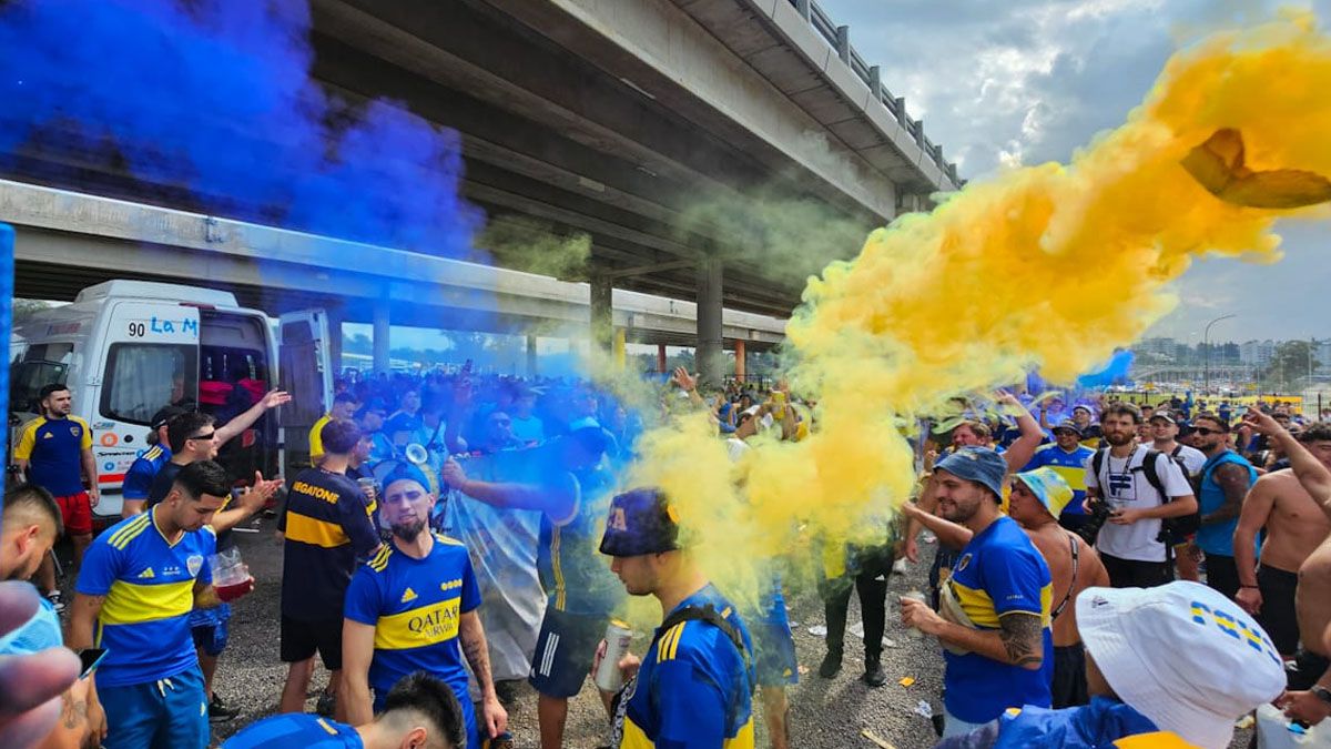 Mucho color dentro y fuera del estadio Mario Kempes. Mucho color dentro y fuera del estadio Mario Kempes.