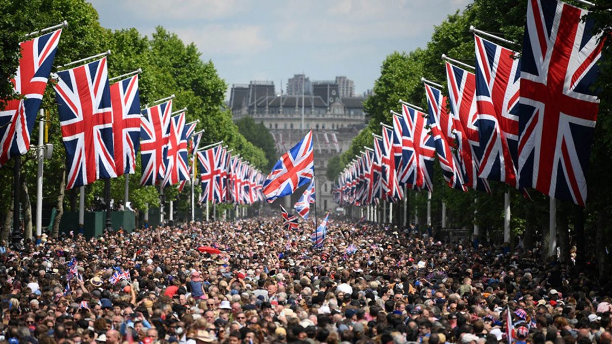 Miles de personas acompañaron en las calles de Londres la celebración de los 70 años de Isabel II como reina de Inglaterra