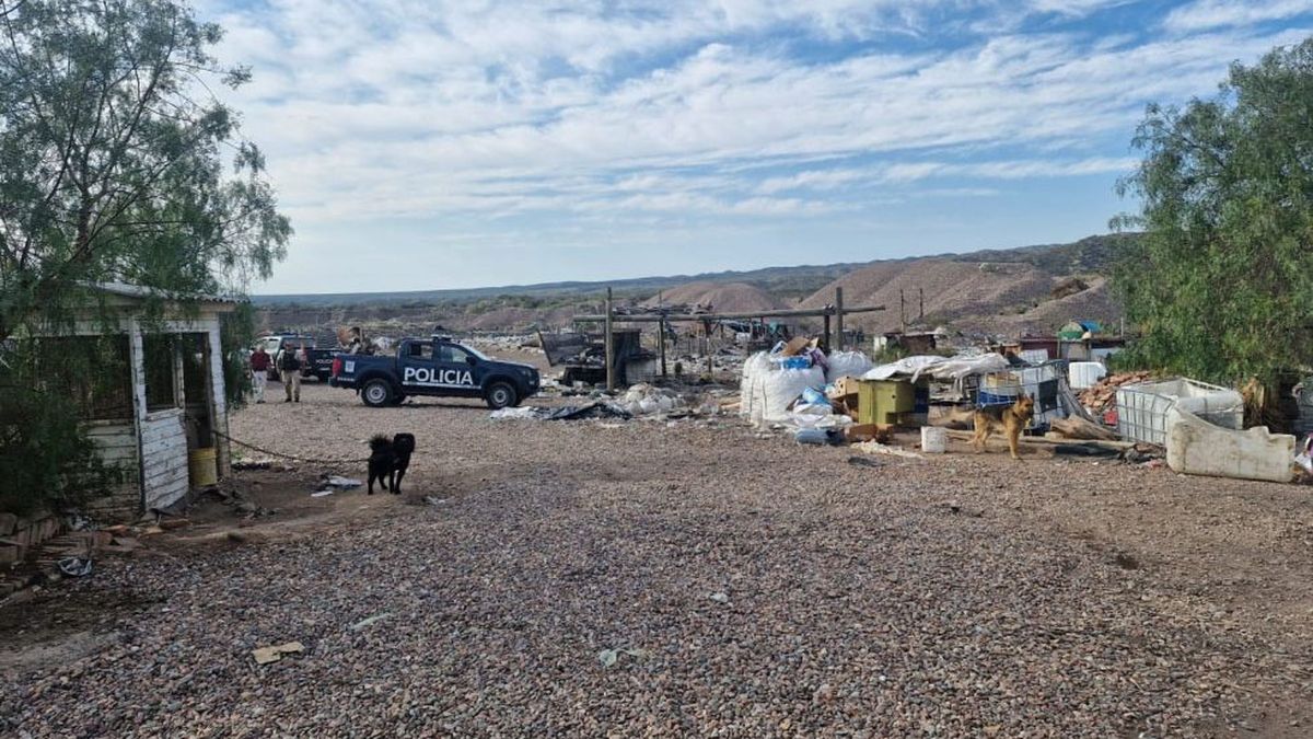 Además de los detenidos había dos menores de edad sin sus padres, por lo que intervino el ETI de Luján de Cuyo. Además de los detenidos había dos menores de edad sin sus padres, por lo que intervino el ETI de Luján de Cuyo.