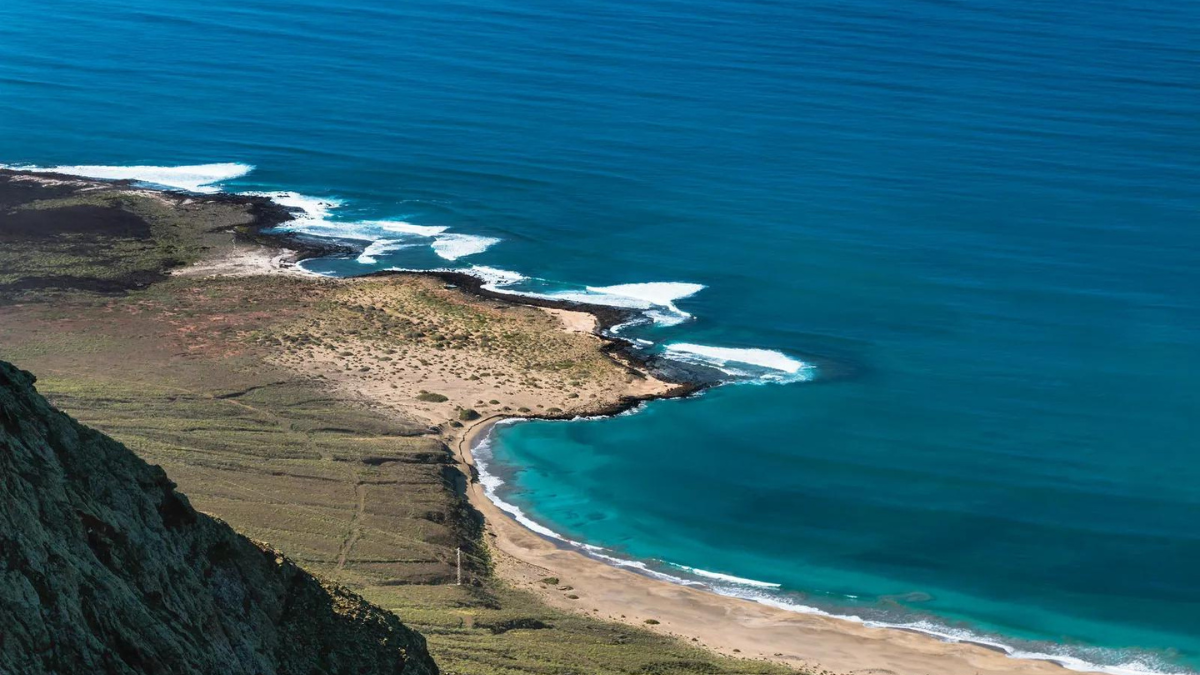 La Playa del Risco está situada en la costa oeste de Lanzarote, en las Islas Canarias.