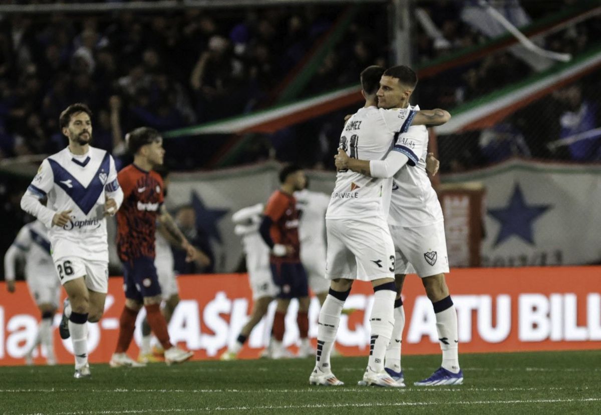 Vélez venció a San Lorenzo con un contundente 3 a 1 en cancha de Independiente. Vélez venció a San Lorenzo con un contundente 3 a 1 en cancha de Independiente.