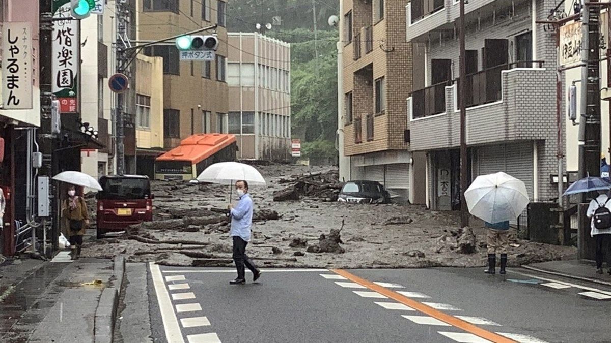Video: un violento alud de barro arrasó el oeste de Tokio
