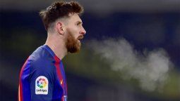 Messi recibió un pelotazo cuando estaba en el piso y reaccionó muy mal