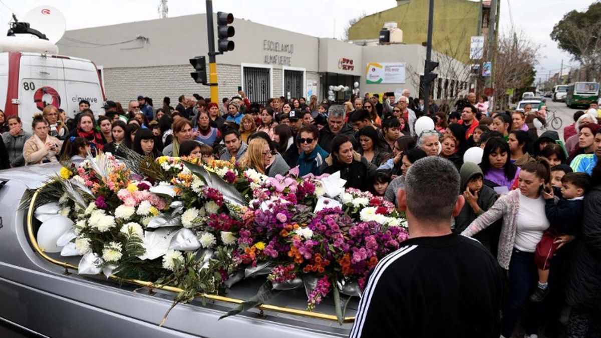 Entre aplausos y pedidos de justicia, despidieron los restos de Morena, la niña asesinada por motochorros