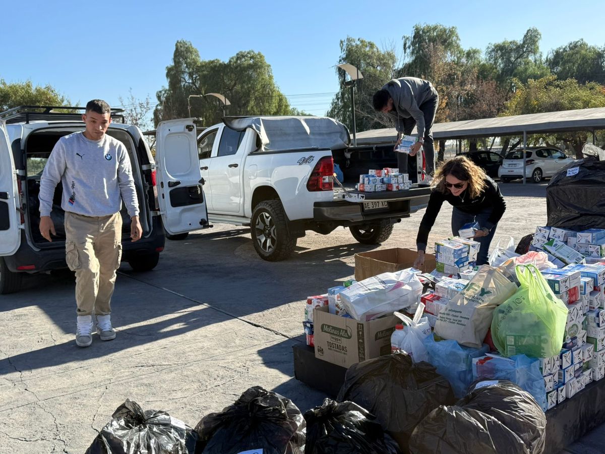 La Asociación Hormiguitas Solidarias es un grupo de más de 20 amigos que voluntariamente realizan tareas de lógistica solidaria acercando donaciones propias y de personas e instituciones interesadas en ayudar a merenderos de la zona de Puente de Hierro La Asociación Hormiguitas Solidarias es un grupo de más de 20 amigos que voluntariamente realizan tareas de lógistica solidaria acercando donaciones propias y de personas e instituciones interesadas en ayudar a merenderos de la zona de Puente de Hierro