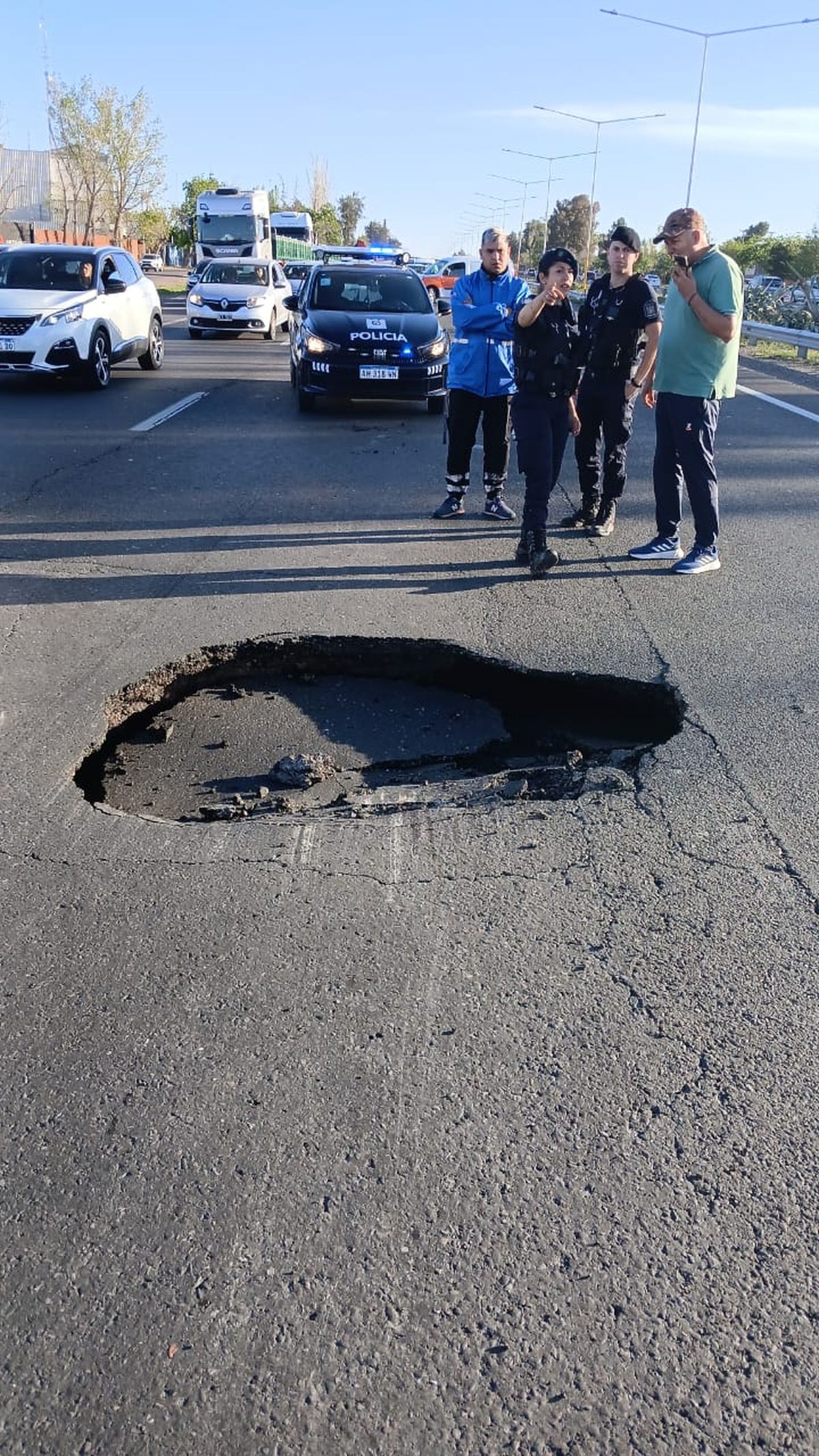 Un socavón de gran tamaño complicó el tránsito durante este lunes.