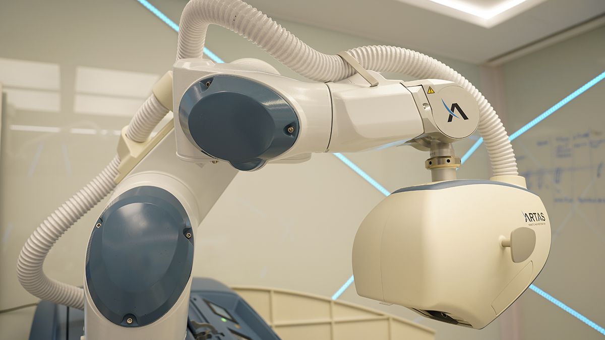 ARTAS es un robot que usa la inteligencia artificial para realizar trasplantes automatizados.