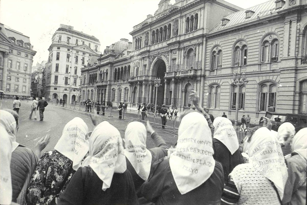 Una imagen icónica de la histórica lucha de Abuelas de Plaza de Mayo.