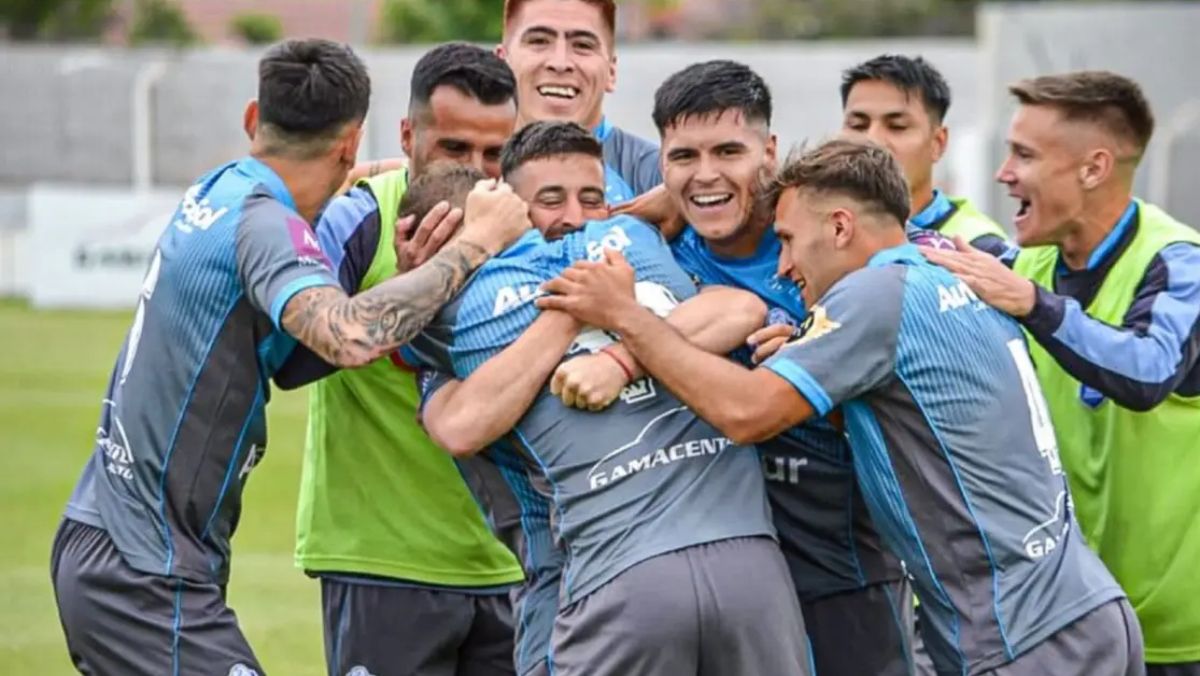 Festejo Celeste. Ciudad  de Bolívar le ganó la final del Torneo Federal A a Atlético Rafaela y jugará por primera vez en la segunda categoría del fútbol argentino.