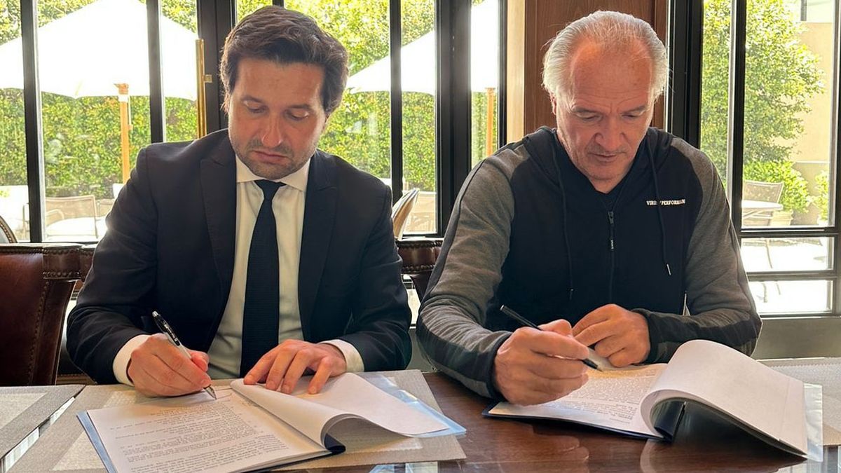 José María Bianco firmó el contrato luego de una reunión que mantuvo con el presidente Fernando Porretta.