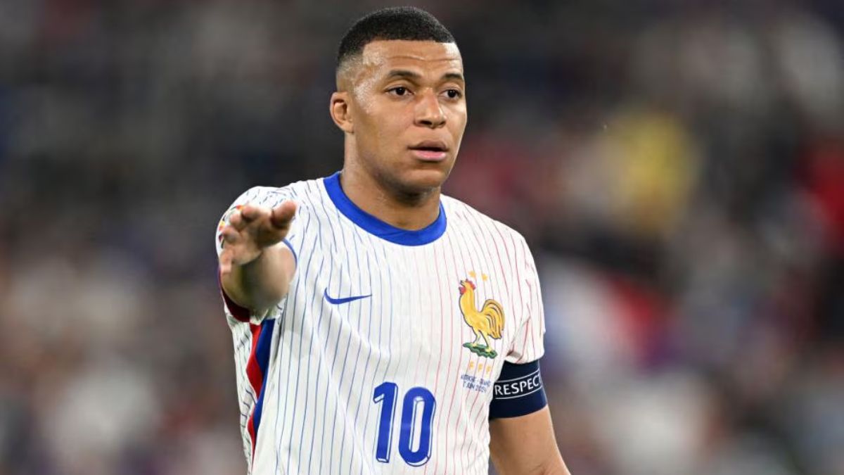 Kylian Mbappé. La gran figura de la Selección de Francia posiblemente se pierda el resto de la Eurocopa 2024 por la fractura del tabique nasal que sufrió antes del final del partido. Kylian Mbappé. La gran figura de la Selección de Francia posiblemente se pierda el resto de la Eurocopa 2024 por la fractura del tabique nasal que sufrió antes del final del partido.