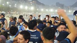 los hinchas de la lepra coparon las playas de rio de janeiro y esperan el partido ante fluminense