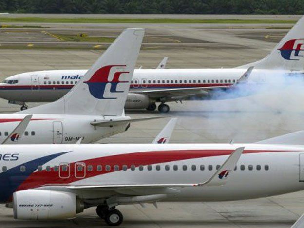 Misterio: llaman por celular a los pasajeros del avión de Malaysia y dicen que atienden pero cortan