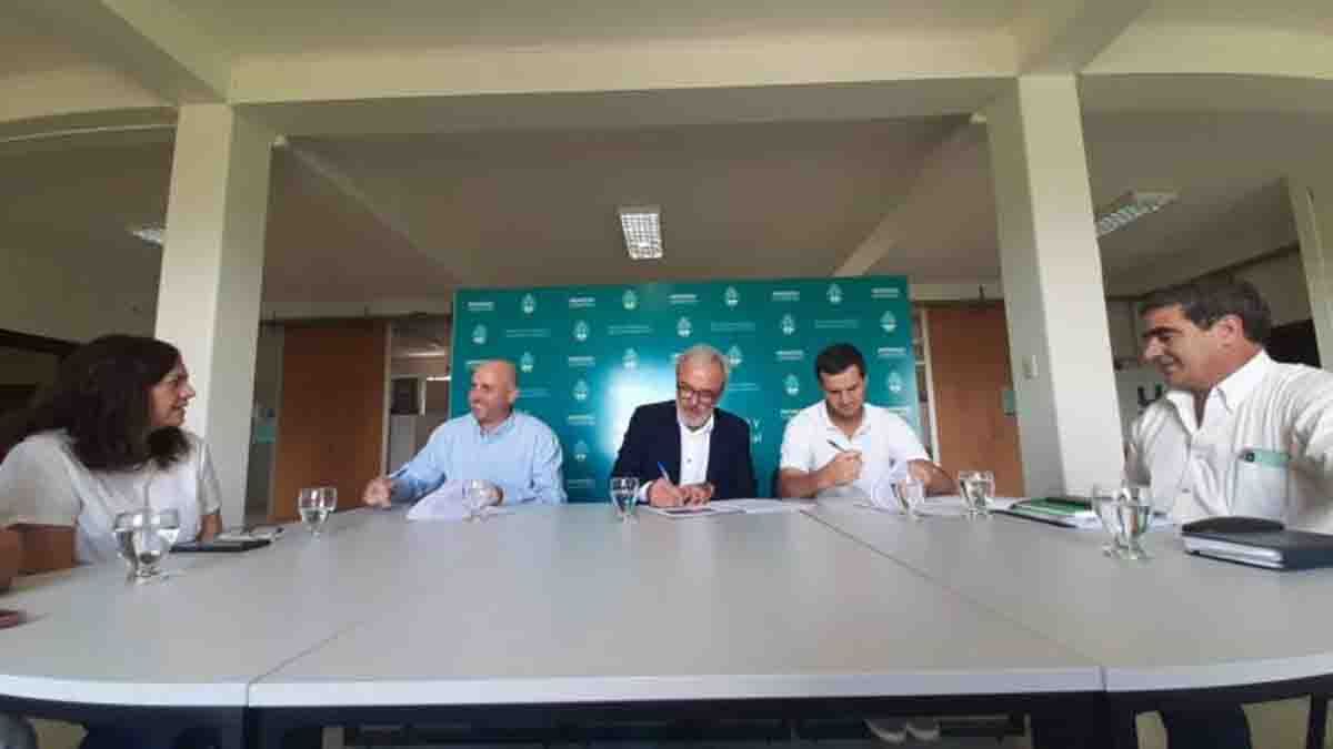 El secretario de Ambiente, Humberto Mingorance, encabezó la firma del contrato con Mendo Travel SRL.