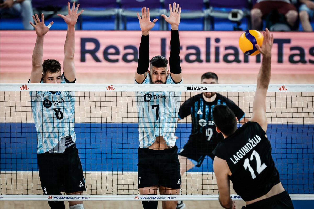 Agustín Loser y Facundo Conte en el bloqueo de Argentina para buscar el pasaje a los Juegos Olímpicos París 2024. Agustín Loser y Facundo Conte en el bloqueo de Argentina para buscar el pasaje a los Juegos Olímpicos París 2024.