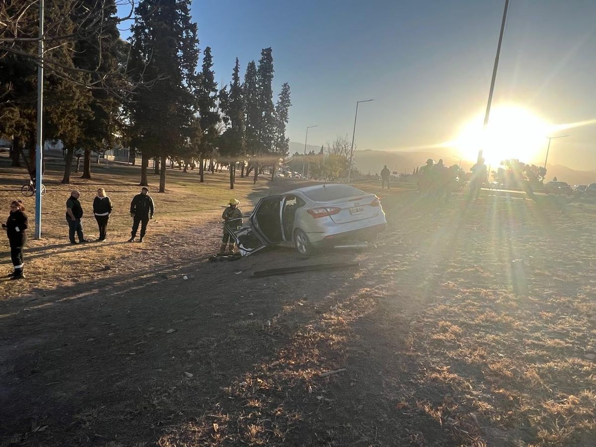 El siniestro ocurrió en el Acceso Este a la altura del Mendoza Plaza Shopping. El siniestro ocurrió en el Acceso Este a la altura del Mendoza Plaza Shopping.