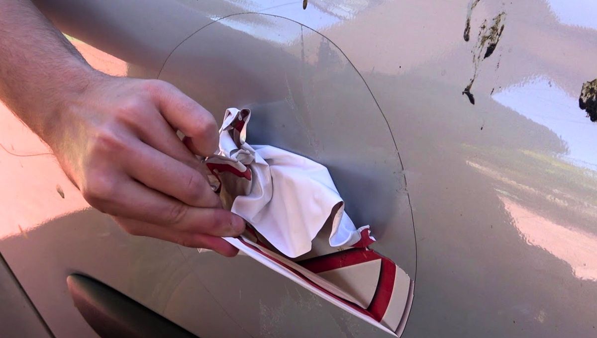 Si quitamos las calcomanías de forma incorrecta corremos el riesgo de rayar el auto o el vidrio Si quitamos las calcomanías de forma incorrecta corremos el riesgo de rayar el auto o el vidrio